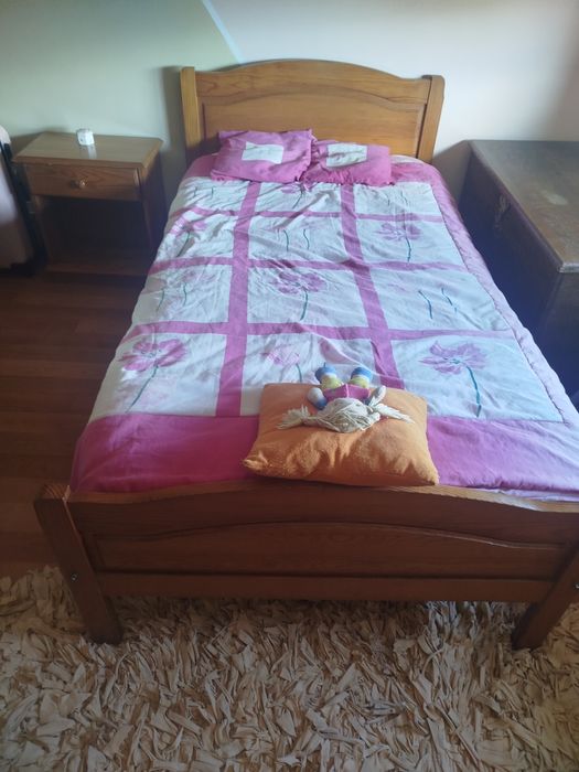Cama de solteiro com mesinha de cabeceira