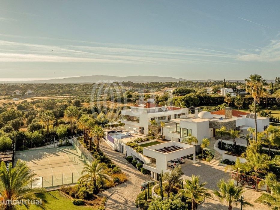 Moradia T8 bifamiliar com piscina, em Porches, Algarve