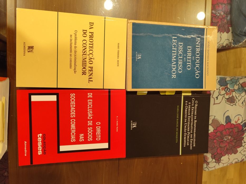 Vários livros direito