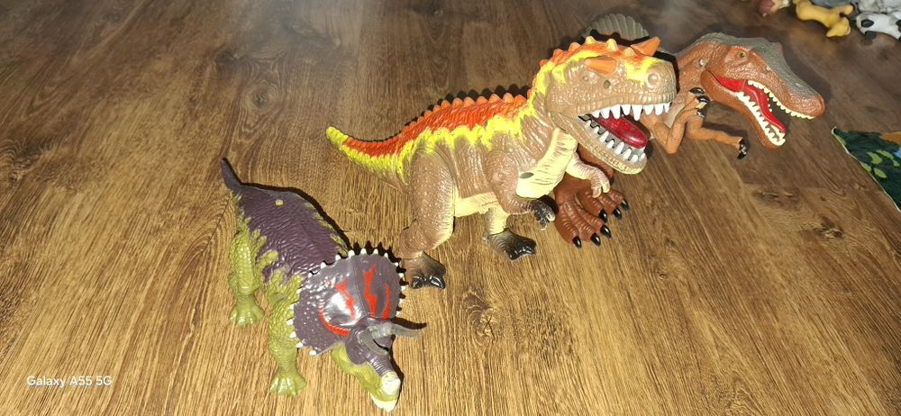 3 dinozaury chodzące i wydające dźwięk
