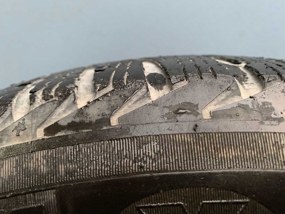 Продам зимові шини MICHELIN 215/65 R16  98H  б/у 2012р.