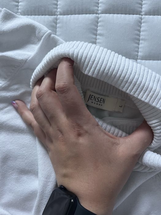 Biały sweter z golfem golf z wiskozy