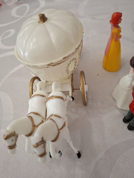Coleção miniatura da Cinderela, Branca de Neve, os 7 anoes e  e o Mons