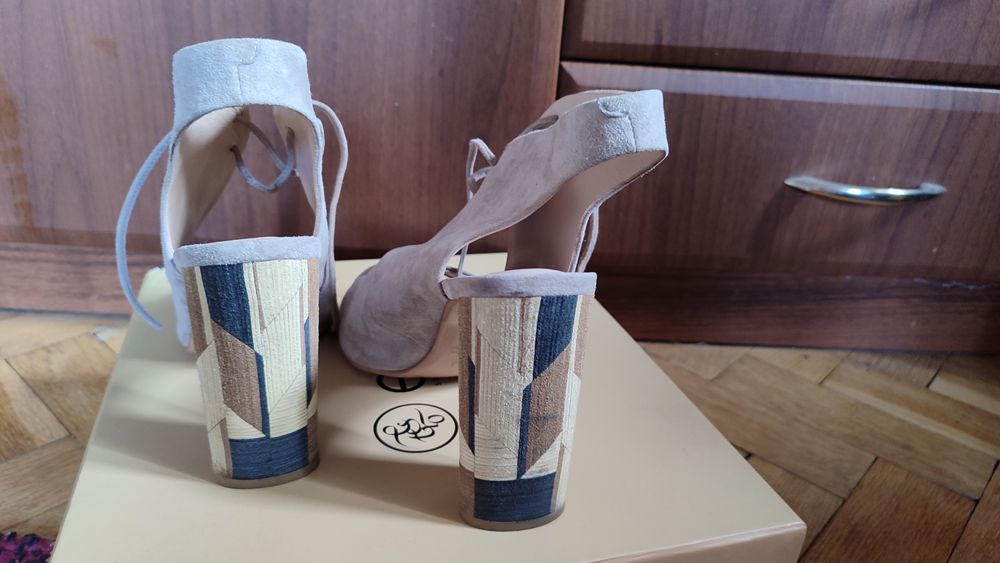 Красивені фірмові босоніжки  Estro