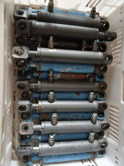 Siłowniki hydrauliczne dwustronne.