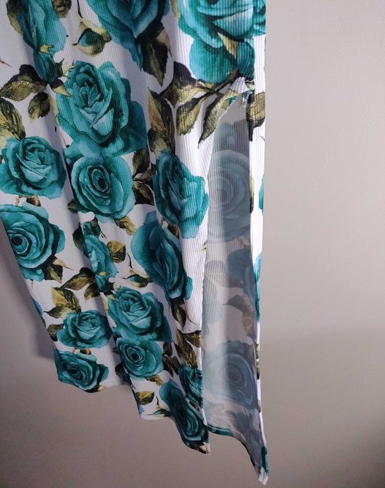 Vestido branco com estampado verde e azul