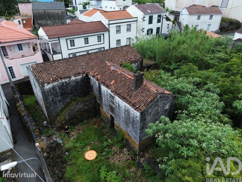 Casa tradicional T3 em Ribeiras de 207,00 m2