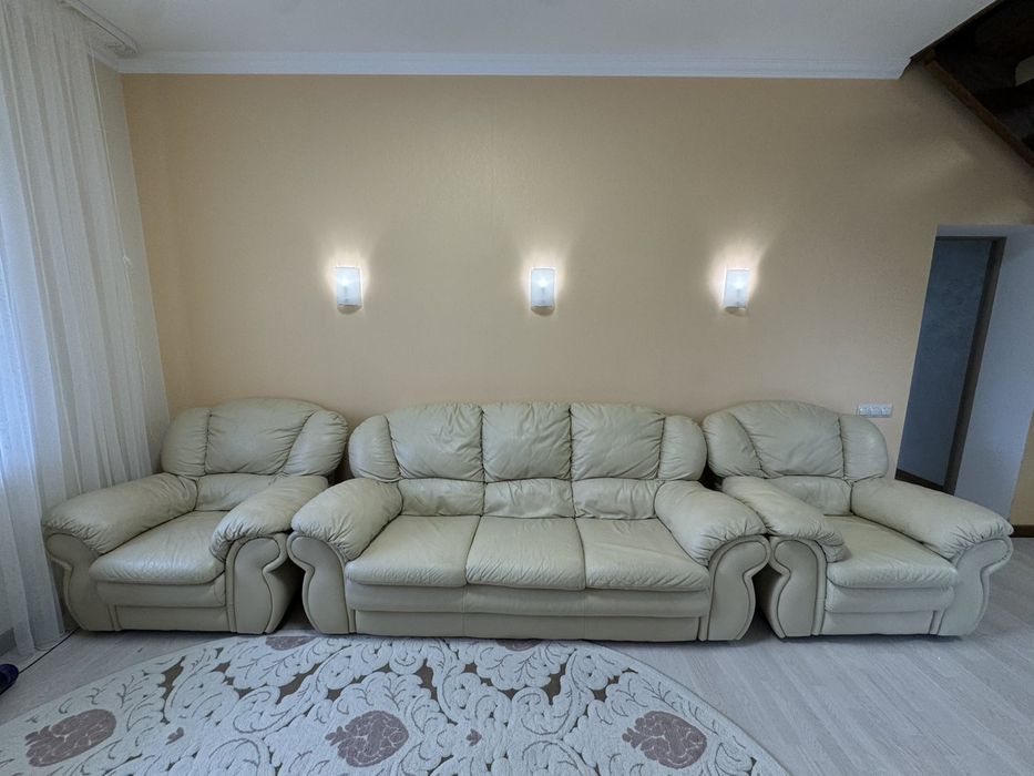Продам шкіряний набір з дивана та двох крісел