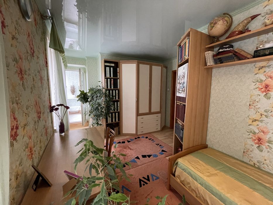 Квартира 3 кімнатна в центрі міста + гараж