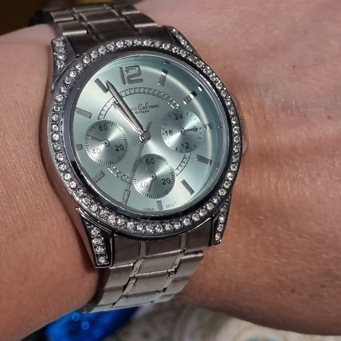 Duży zegarek damski z cyrkoniami kwarcowy.