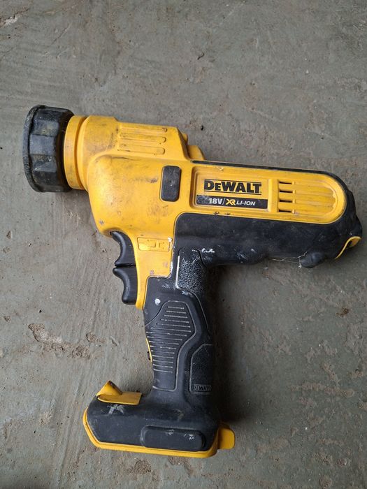 Wyciskacz do silikonu dewalt DCE580A NIE reaguje na baterie