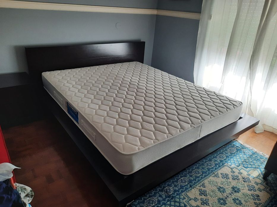Cama de casal com sommier + colchão + 2 mesas de cabeceira