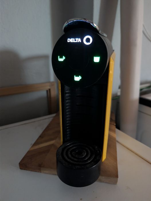 Máquina de café delta amarela