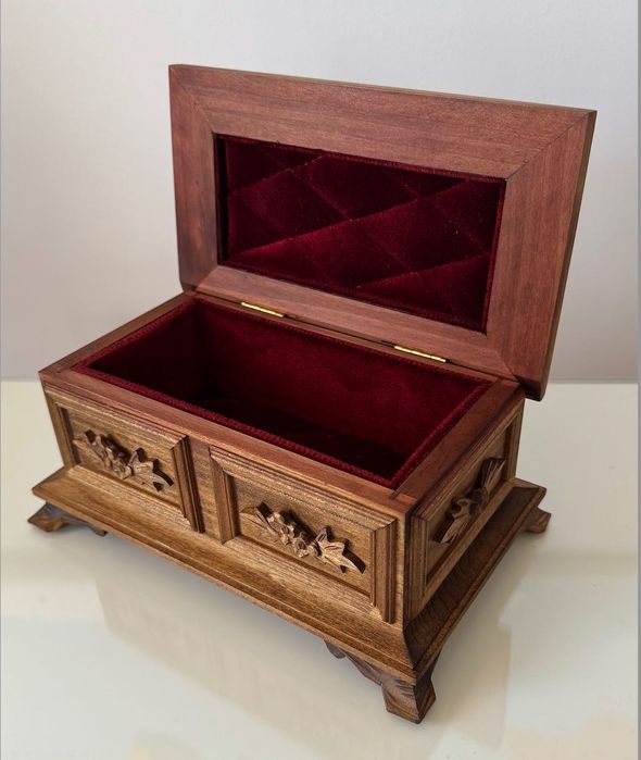 Szkatułka ręcznie rzeźbiona