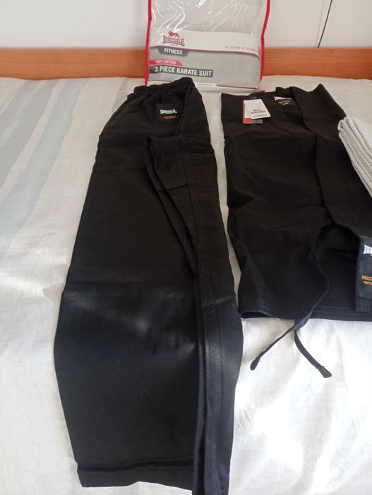 Vendo Kimono preto, novo por estrear.