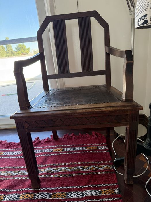 2 Cadeiroes julga-se terem pertencido aos escritorios da Brasileira