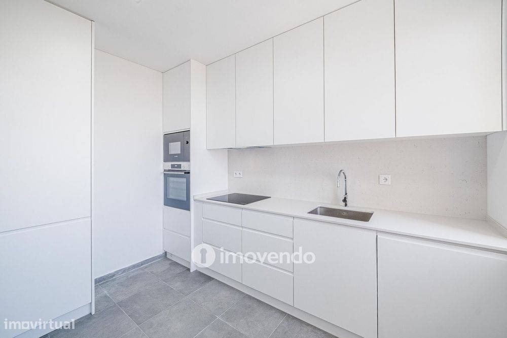 Apartamento T2 remodelado, com cozinha equipada, na Reboleira