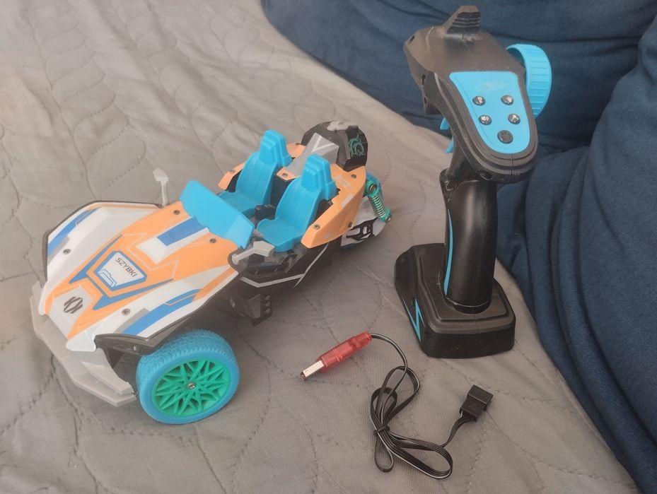 Auto sterowane z muzyką i parą