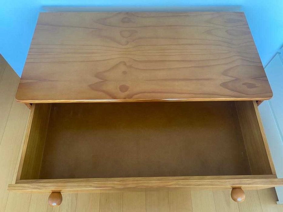 Cómoda com 4 gavetas em madeira