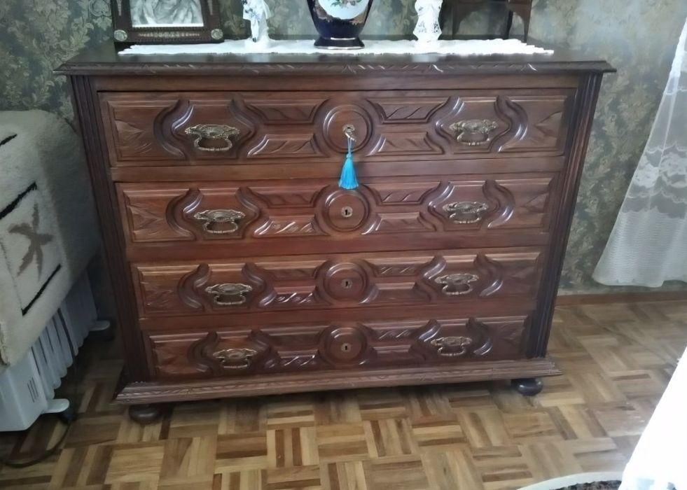 Vários Móveis em Madeira