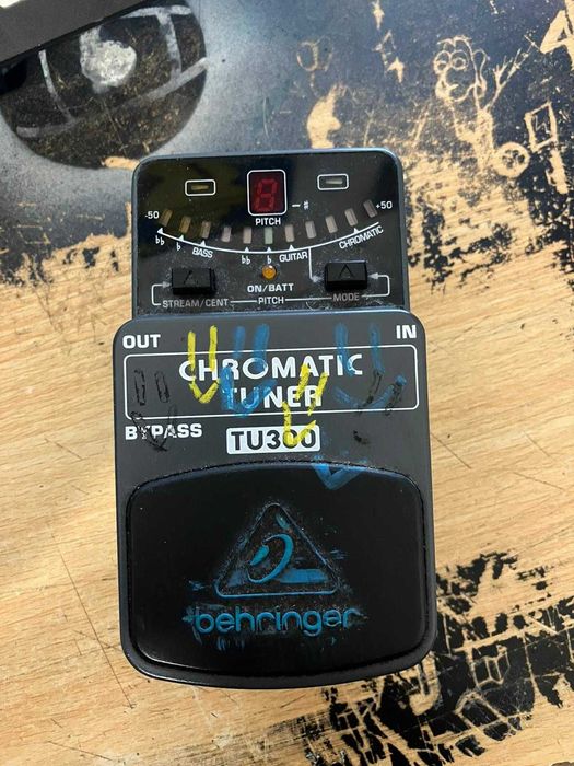 Pedais da Behringer para baixo/guitarra