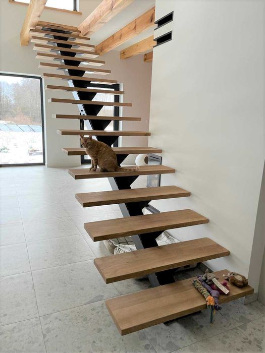 Schody na belce centralnej z drewnianymi stopniami