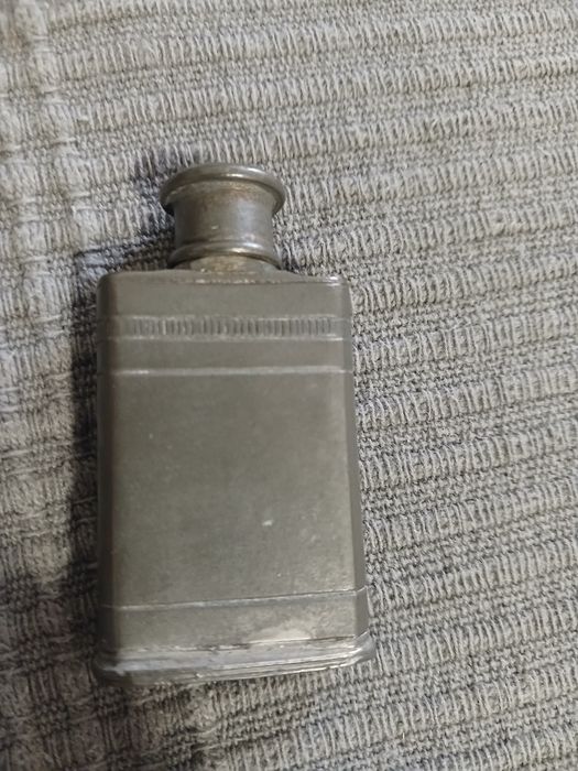 Frasco de perfume vintage em estanho puro de 1890