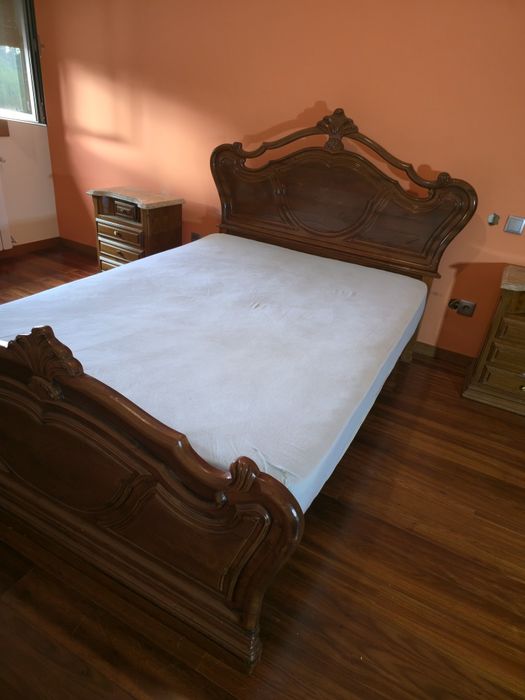 Mobília de Quarto de Casal Completa em Madeira Maciça e em Excelente Estado