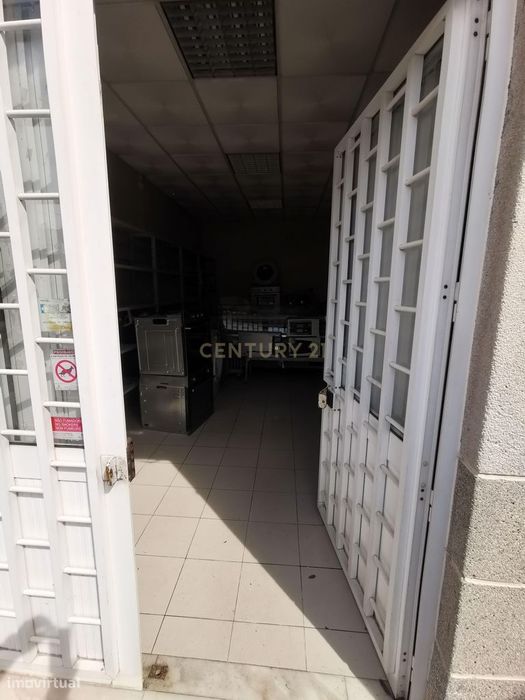 Vende-se Loja , ou Garagem  ou outros ramos de Negócio- Cova da Piedad