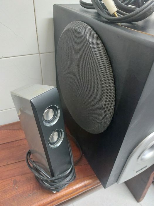Colunas Amplificadas Creative I-Trigue L3500 , da Creative 

Sistema 2.1

Cada Satelite é composto por 2 tweeters + um medio Lateral

Este é o sistema
