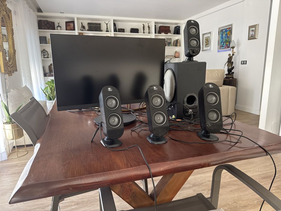 Bundle monitor Philips 242v8 e sistema de colunas 4.1 Logitech x530
