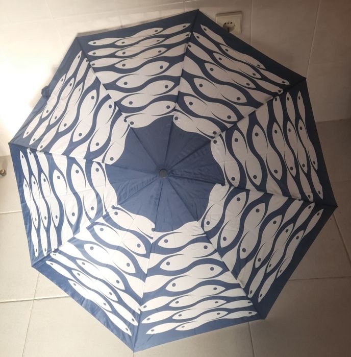 Sombrinha com peixes