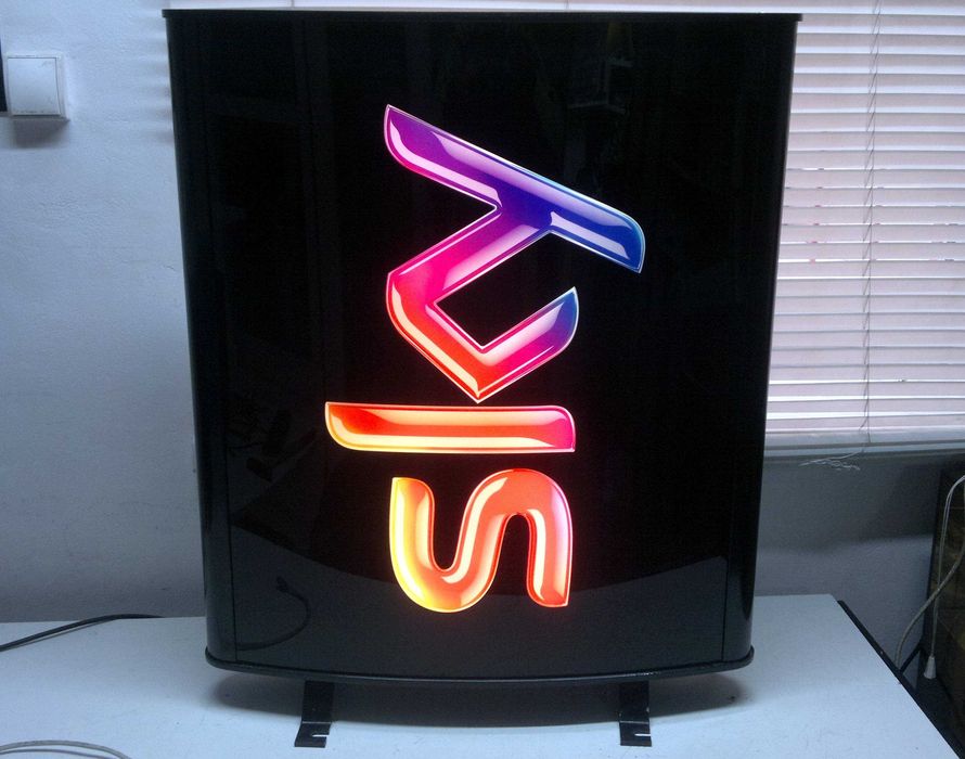 Kaseton reklamowy dwustrinny z napisem SKY