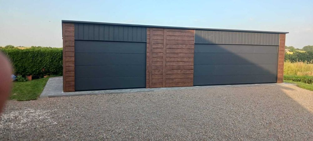 Nowoczesny blaszak z bramami segmentowymi antracyt grafit