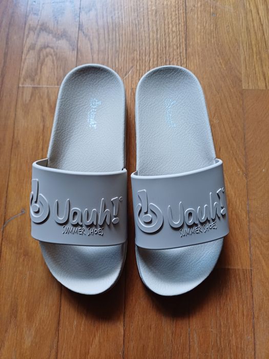 Chinelos de banho de tom bege/creme (36)