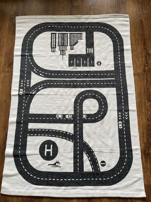 Bialy dywan dzieciecy tor dla aut h&m jak Ikea