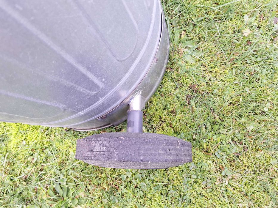 Pojemnik na żużel ocynk , na kółkach , używany sprzedam