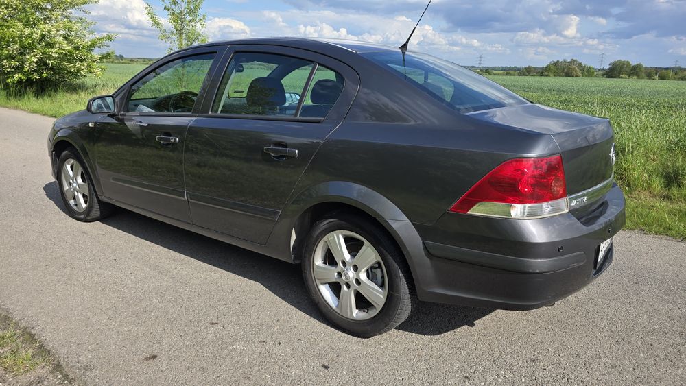Astra H sedan lift 1.6 16v benzyna