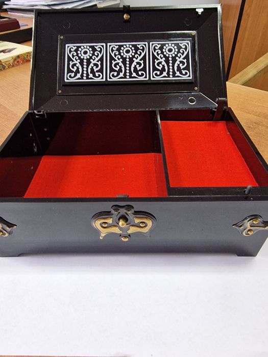 музыкальная шкатулка "Сюрприз