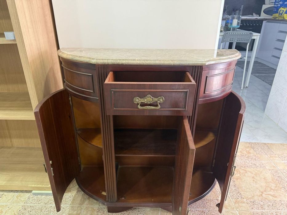 Sapateira de cor mogno/madeira.