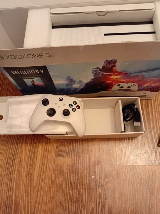Xbox One S  1 TB box super stan