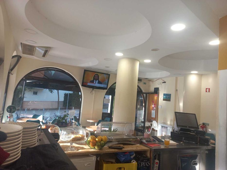 Trespasse de café/snack-bar em pleno funcionamento, localizado na Quinta do Barão, em Carcavelos.