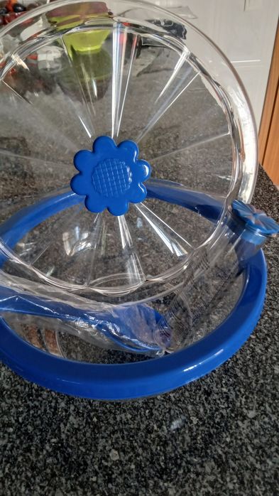 Saladeira multifuncional em acrílico resistente