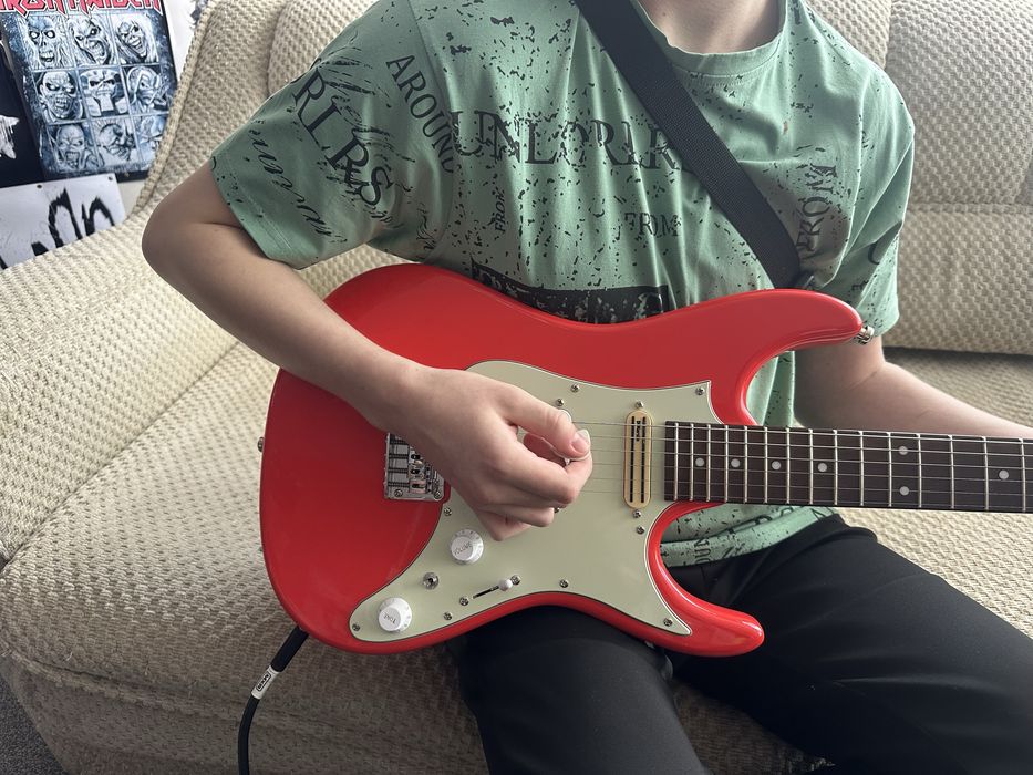 Уроки гри на гітарі, бас-гітарі, барабанах, з вокалу та інш.