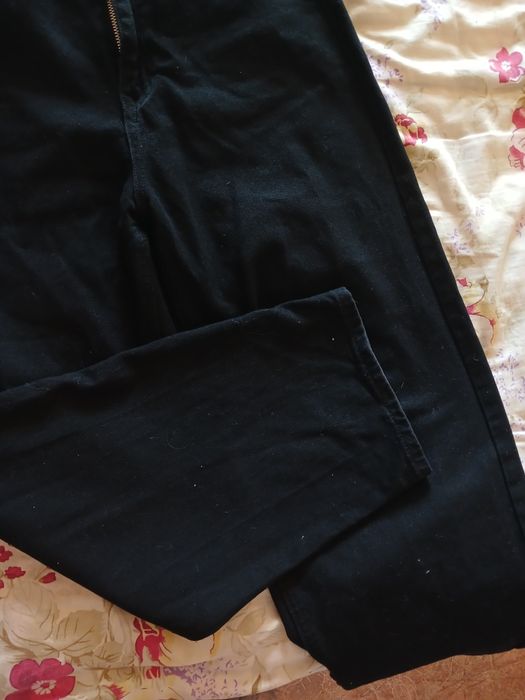 Чорні беггі джинси