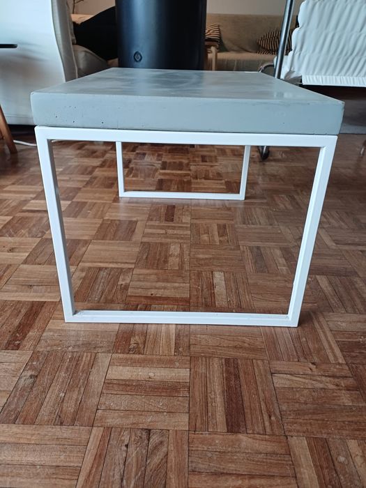 Mesa de apoio zarahome em bom estado de conservação.