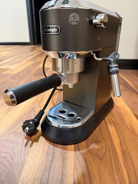 Ekspres kolbowy DeLonghi – sprawny, zadbany + akcesoria
