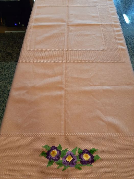 Toalha antiga rosa bordada a mão com amores perfeitos nova