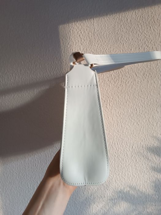 Mala branca de ombro com fecho