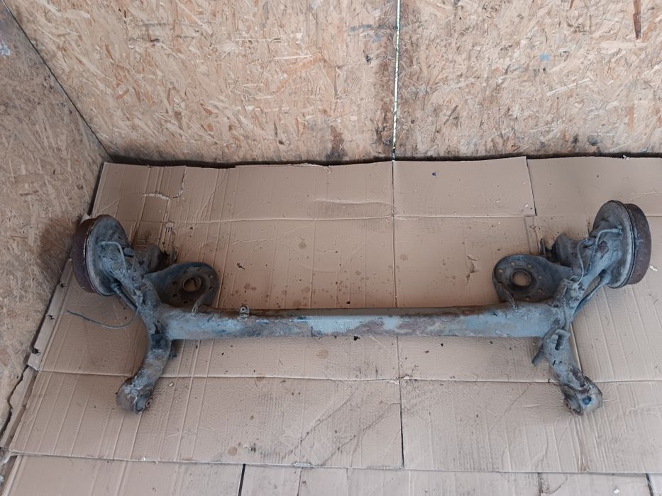 Toyota Yaris II 2 belka tył tylna tylnia oś zawieszenia kompletna KPL bebny